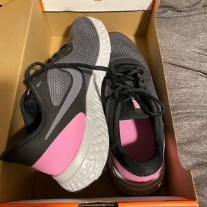 Women’s Nike Revolution 5